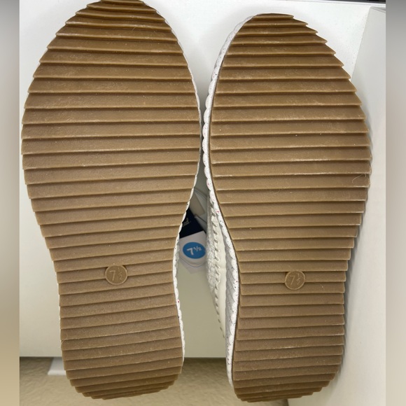 Universal Thread White Persephone Sneakers 7.5 - Picture 7 of 7